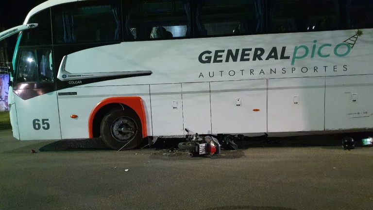 Fuerte choque entre una moto y un colectivo dejó a una mujer con fractura expuesta en General Pico