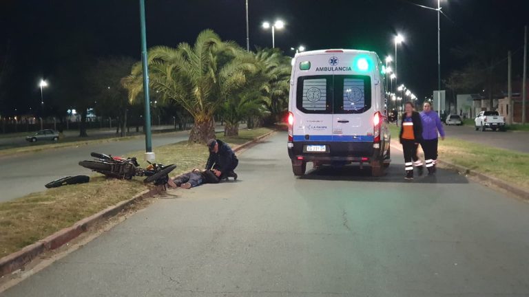 Un joven en moto colisionó contra el bulevar en la intersección de las calles 9 y 300