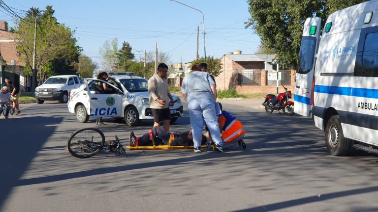 Un ciclista fue hospitalizado tras colisionar con una motocicleta