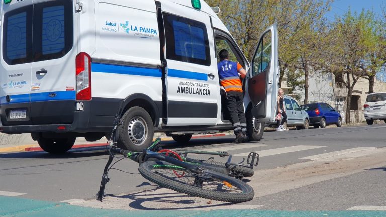 Un menor que circulaba en bicicleta fue colisionado por una camioneta en Avenida y 7