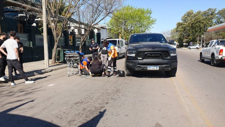 Un motociclista intentó realizar una maniobra indebida sobre la calle 24 y fue embestido por una camioneta