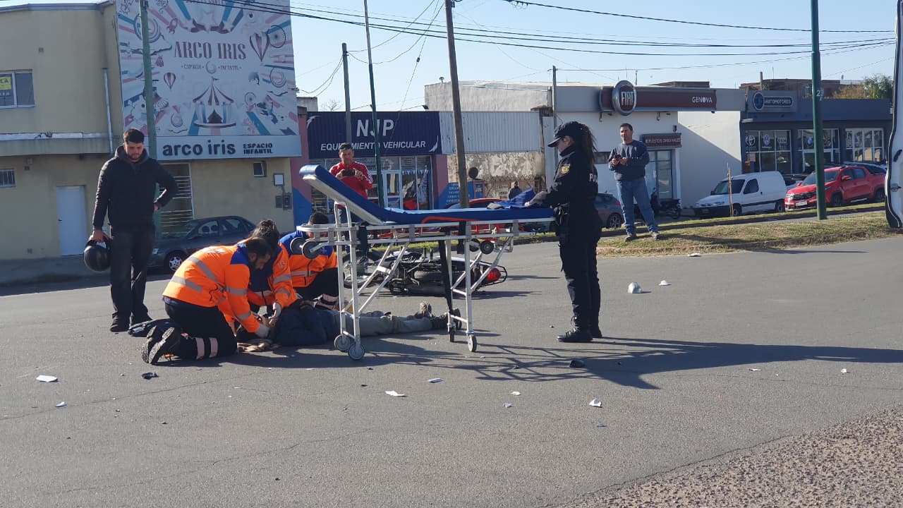 Un motociclista de 30 años fue hospitalizado tras un fuerte choque en calle 9 y 120