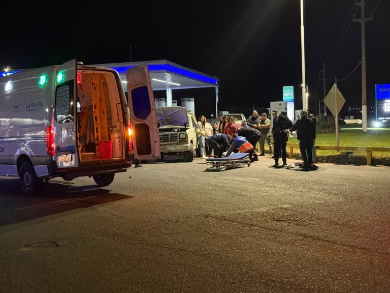 Milagro: reparaba su camioneta, un camión dobló cerrado y lo apretó contra la carrocería