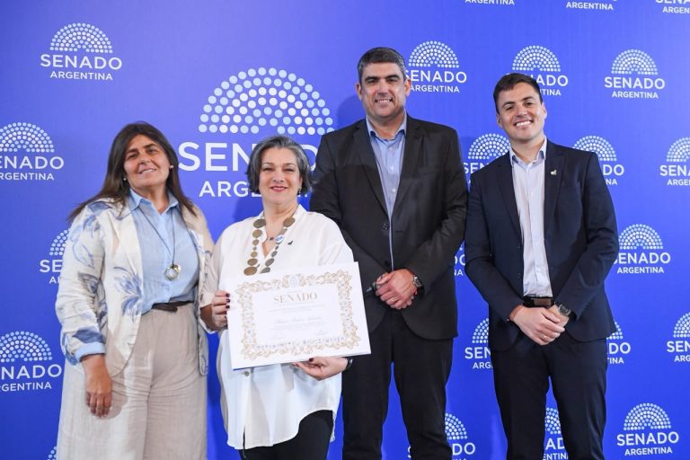 Daniel Bensusán entregó una Mención de Honor al Mérito Turístico a la pampeana Mónica Salvador