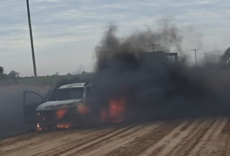 Voraz incendio destruyó por completo una camioneta en la zona rural cercana a Speluzzi