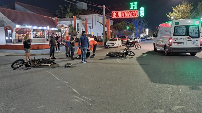 Fuerte choque entre dos motos en la esquina de 9 y 104: un joven hospitalizado