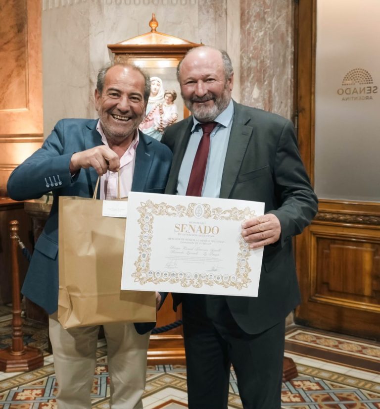 Reconocimiento en el Senado: Daniel Kroneberger entregó la Distinción al Mérito Turístico a Bernardo Larroudé