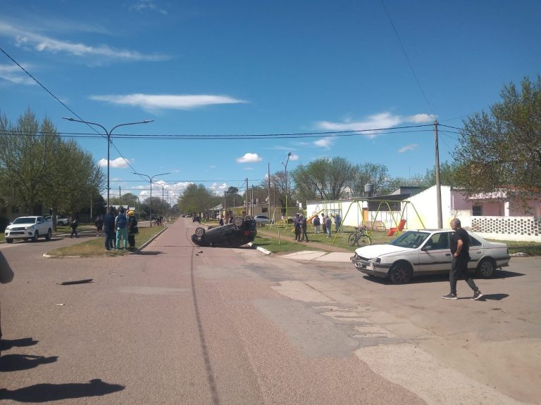 Fuerte colisión y vuelco en Quemú Quemú: a pesar del impacto, no hubo heridos de gravedad