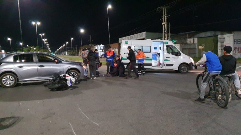 Insólito accidente en calles 9 y 124: un motociclista chocó frente a la policía mientras se asistía otro siniestro