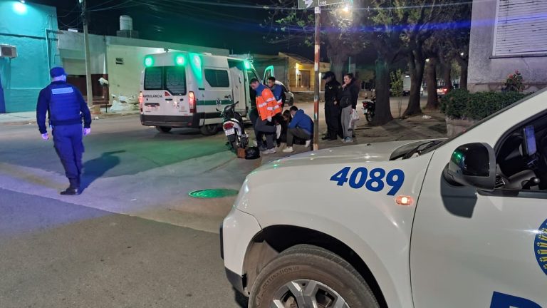 General Pico: patinaron en una tapa de alcantarilla, cayeron de la moto y una mujer fue hospitalizada