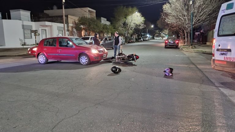 Fuerte choque entre un auto y una moto en calles 17 y 106: dos jóvenes fueron asistidos por el SEM