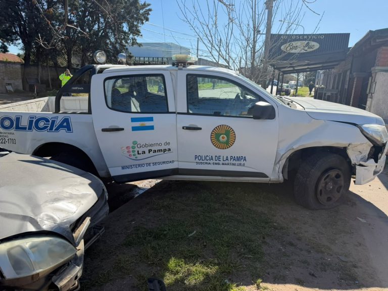 Un patrullero que acudía a una emergencia chocó contra un auto estacionado en General Pico: tres policías hospitalizados
