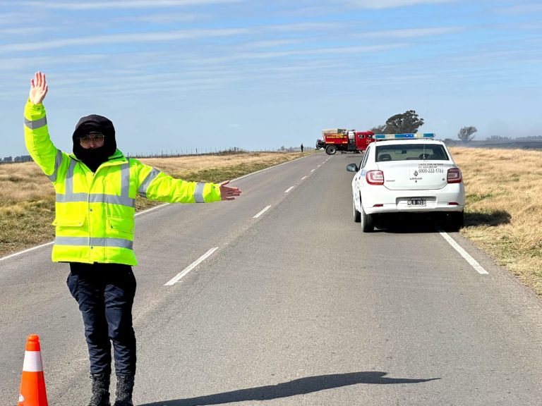 Importante incendio en la Ruta 4 consumió seis kilómetros de un rastrojo de maíz