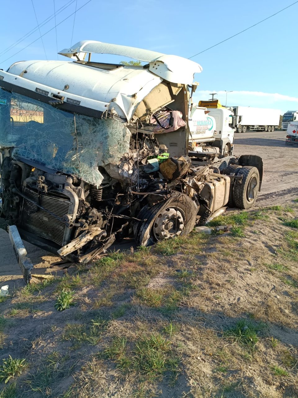Tragedia en la Ruta 22: un muerto y dos heridos tras un violento choque frontal entre dos camiones