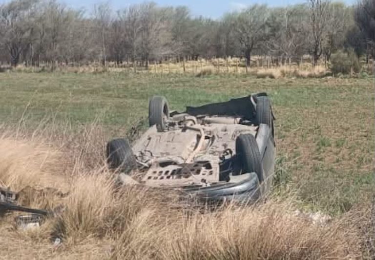 Una vecina de General Pico volcó con su auto sobre la Ruta Nacional 35 cerca de Del Campillo