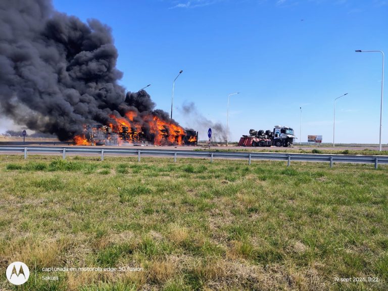 Grave choque e incendio entre dos camiones en el cruce de las rutas 35 y 18: corte total de tránsito