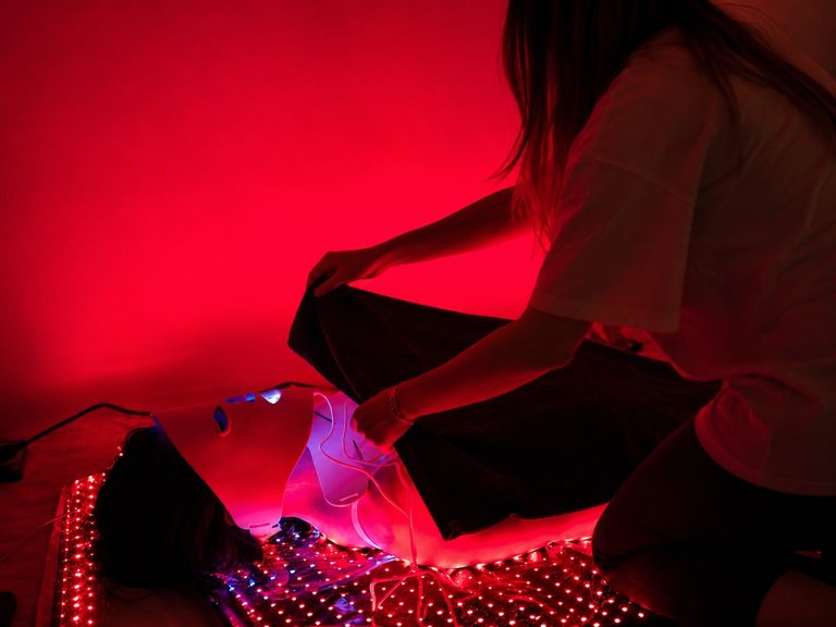 Revolución en salud y estética: llegó a Pico la terapia de luz LED que usan los deportistas de élite