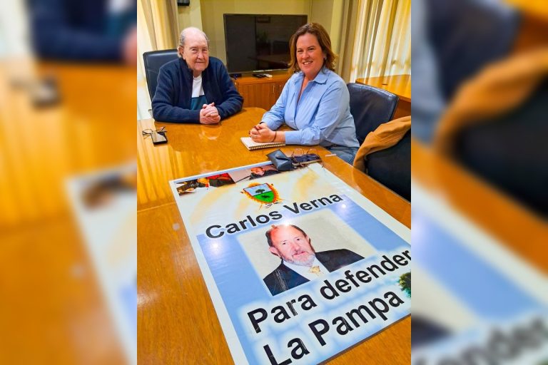 Verna volvió a mover el tablero: se reunió con Fernanda Alonso y posó junto a un afiche de “Para defender La Pampa”