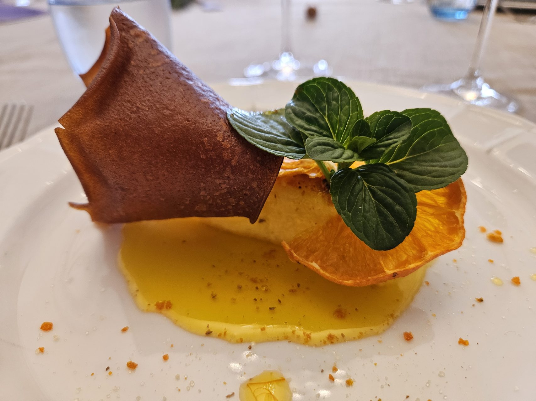 Mandarina en textura con coulis de azafrán