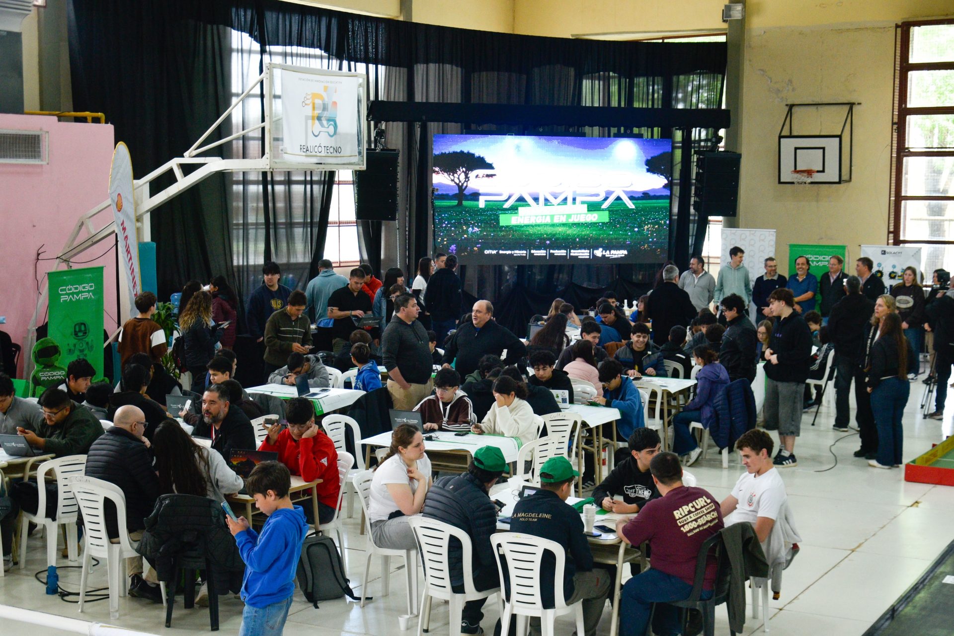 En Realicó, más de un centenar de jóvenes diseñaron soluciones tecnológicas para el cuidado de la energía