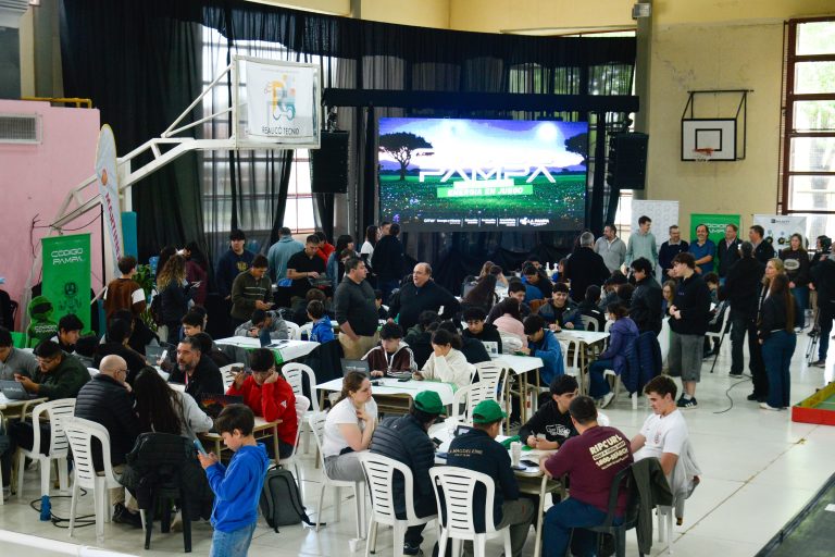 En Realicó, más de un centenar de jóvenes diseñaron soluciones tecnológicas para el cuidado de la energía