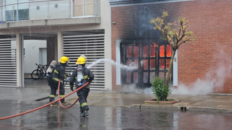 Voraz incendio en una vivienda: se prendió fuego un auto dentro de un garaje y causó alarma por las explosiones