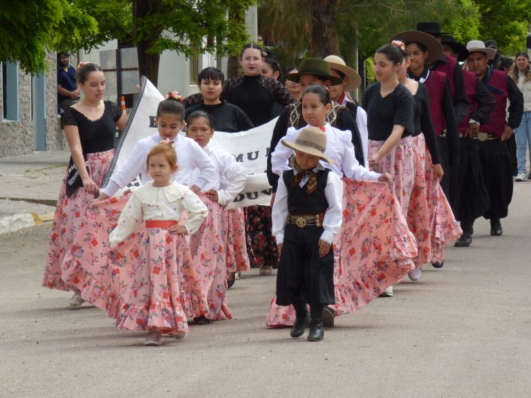 Con un colorido desfile comunitario, Gobernador Duval celebró su 119° aniversario