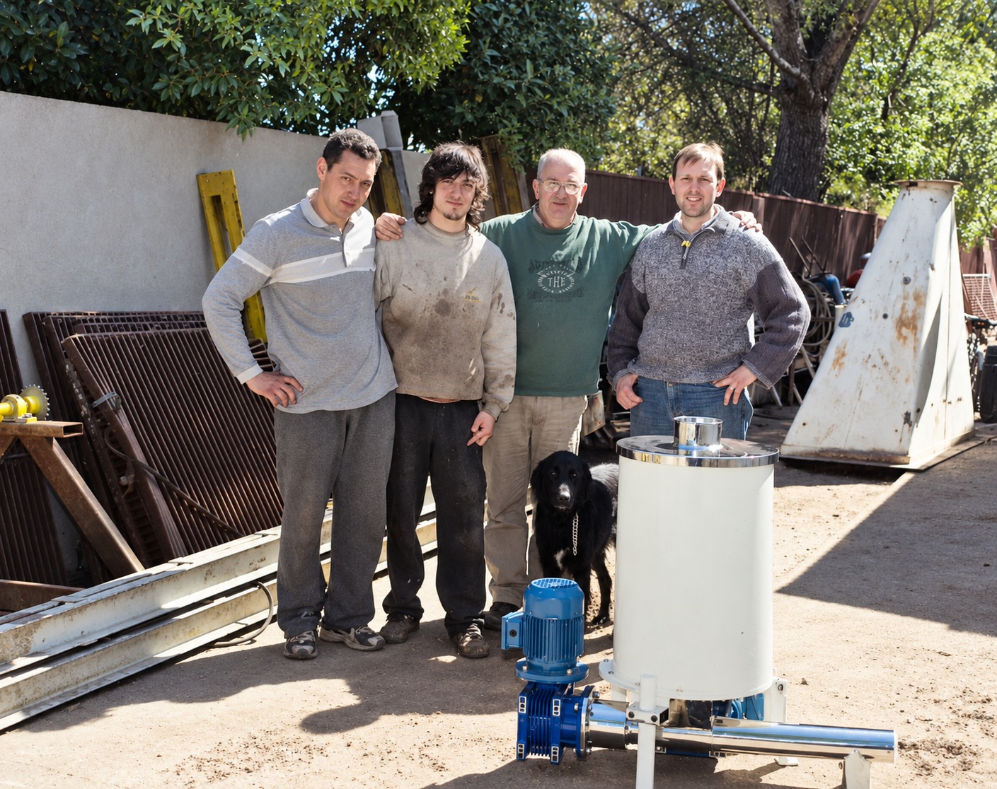 Sergio Paesani junto a parte de su equipo de trabajo posando con un flamante equipo recién terminado. El conocimiento técnico y la creatividad del personal son los pilares fundamentales de la fábrica.