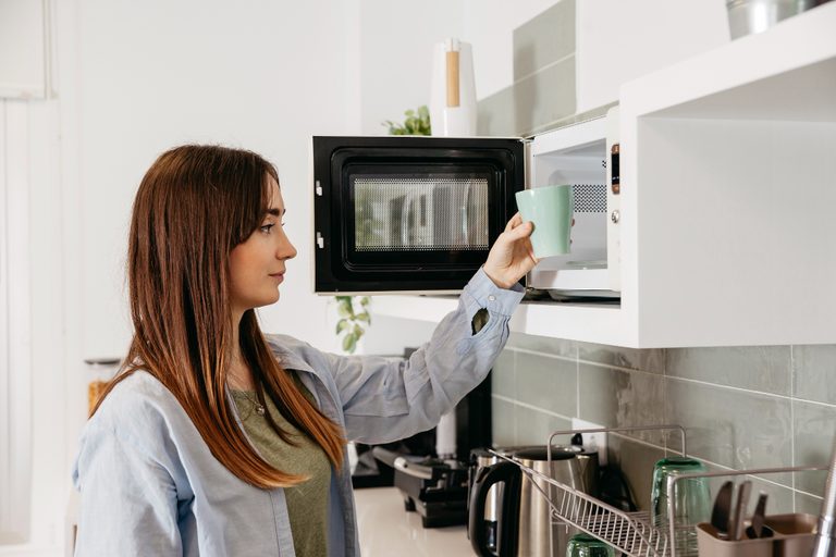 Microondas: cómo elegir la capacidad y las funciones según el uso real