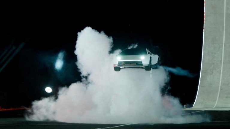 Tesla presentó el nuevo Roadster: un deportivo con sistema de vuelo que acelera de 0 a 100 km/h en menos de un segundo