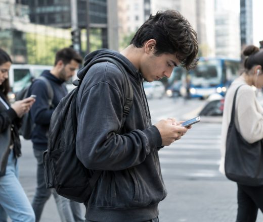 «Cuello de texto»: advierten que mirar el celular hacia abajo multiplica el peso sobre las cervicales (Imagen ilustrativa IA - infopico.com)