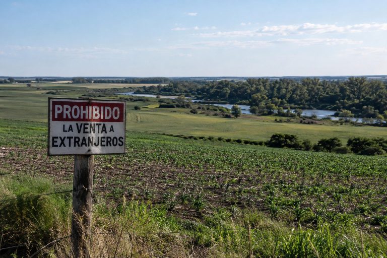 Ziliotto envió a la Legislatura un proyecto para regular la tenencia de tierras rurales y blindar los recursos estratégicos