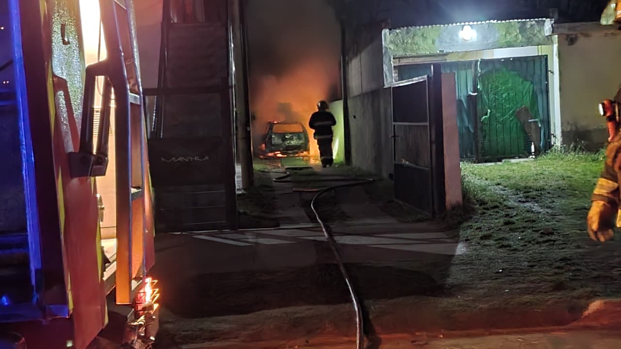 Incendio de un auto en un complejo de departamentos de General Pico