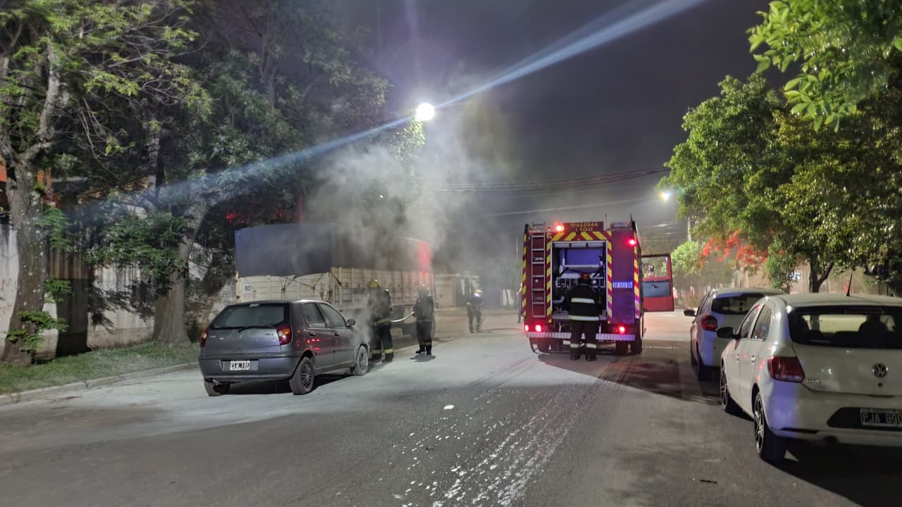 Incendio de un Fiat Palio en calle 7 de General Pico