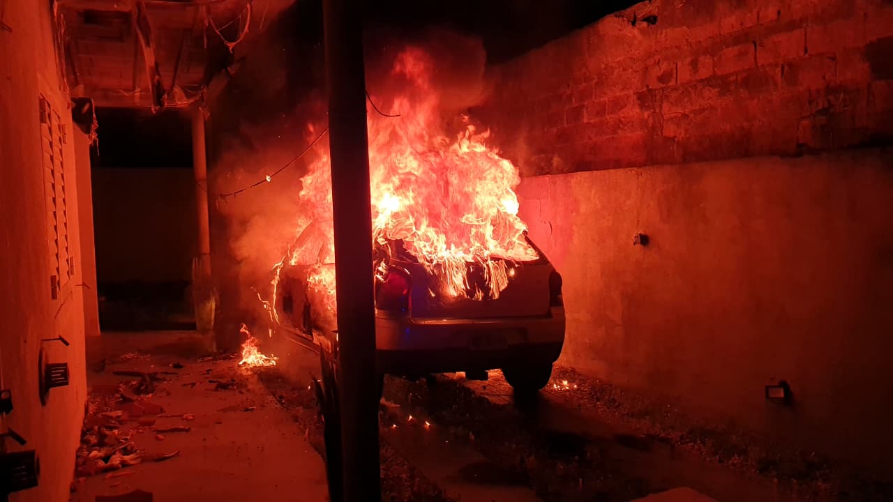 Incendio de un auto en un complejo de departamentos de General Pico