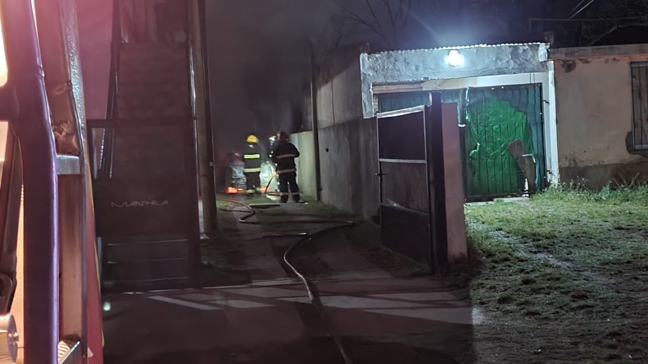 Incendio de un auto en un complejo de departamentos de General Pico
