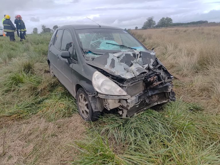 Tres hospitalizados tras un choque entre un auto y un camión en la Ruta Nacional 5