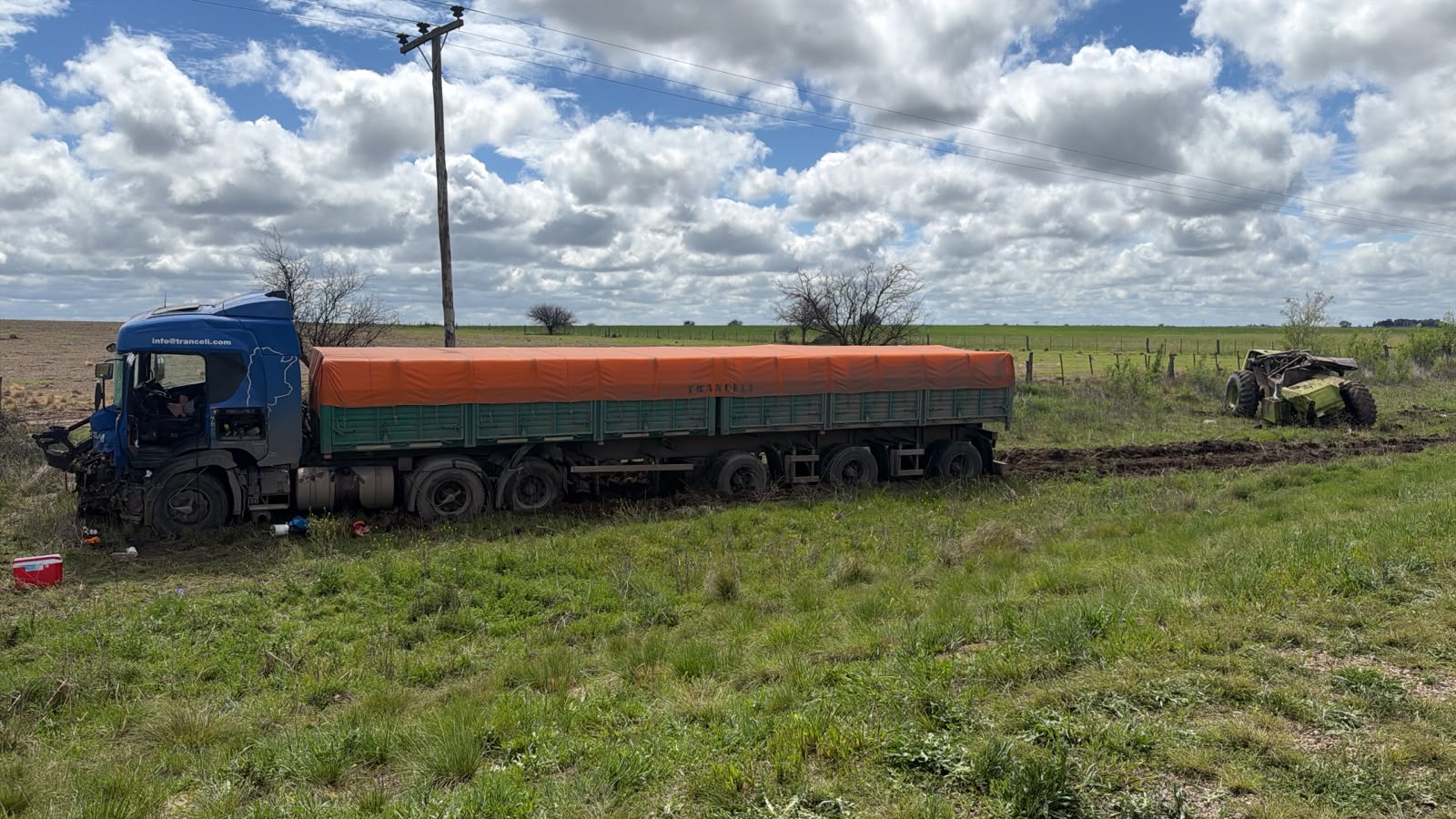 Tractor volcado en la Ruta 18