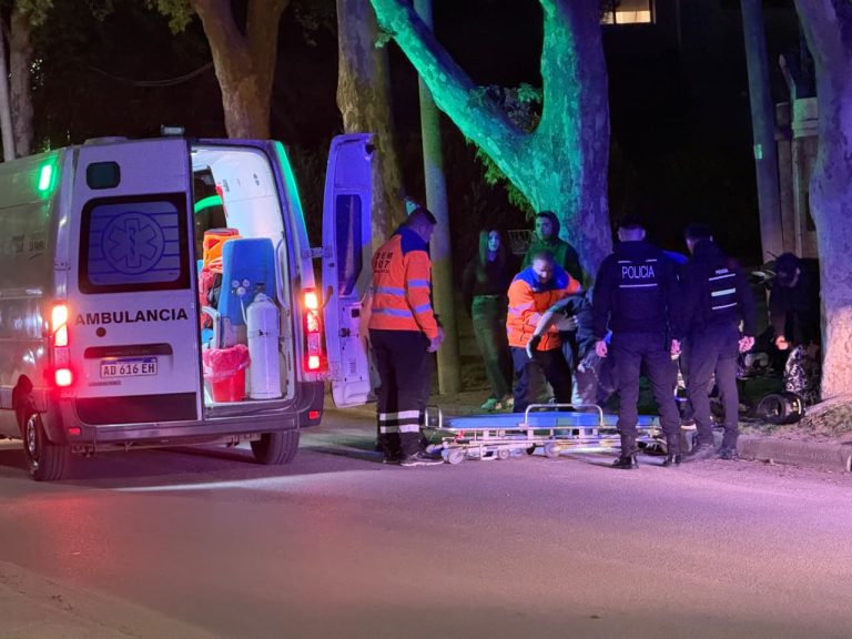 Dos jóvenes fueron hospitalizados tras caer de una moto en avenida 113 y 115
