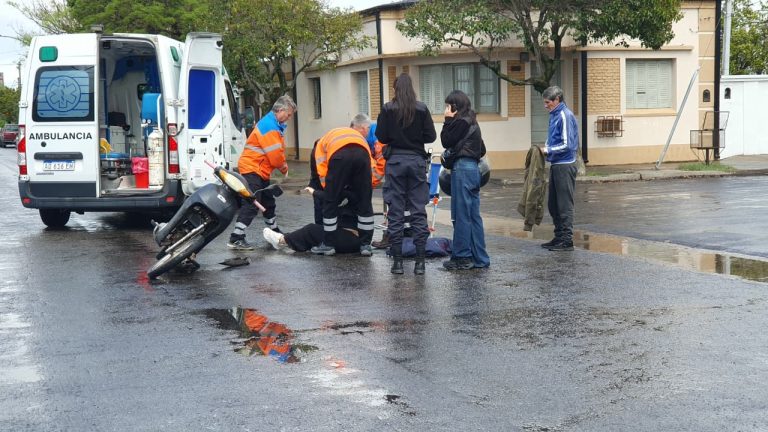 Colisión entre un auto y una moto en calle 4 y 17: una mujer fue hospitalizada