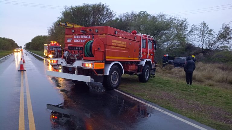 Vuelco en la Ruta Provincial 1: una familia que viajaba hacia Metileo despistó en cercanías de Quemú Quemú