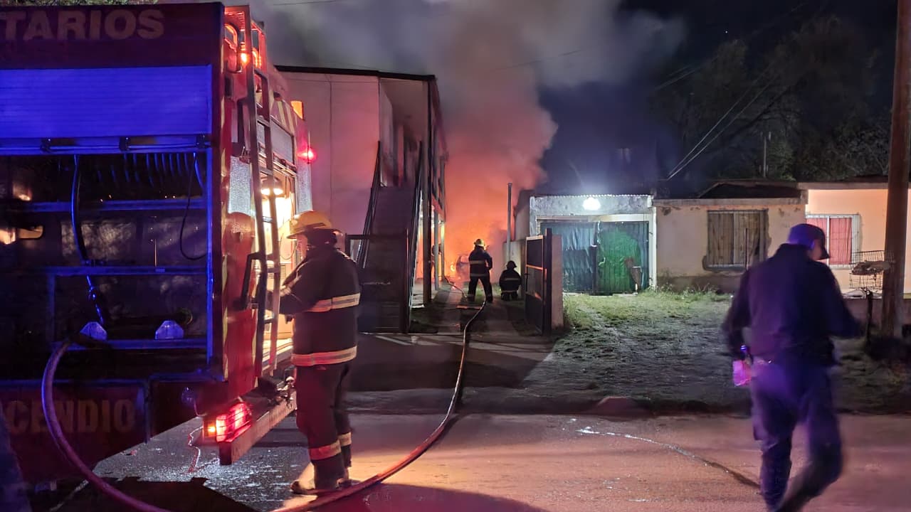 Incendio de un auto en un complejo de departamentos de General Pico