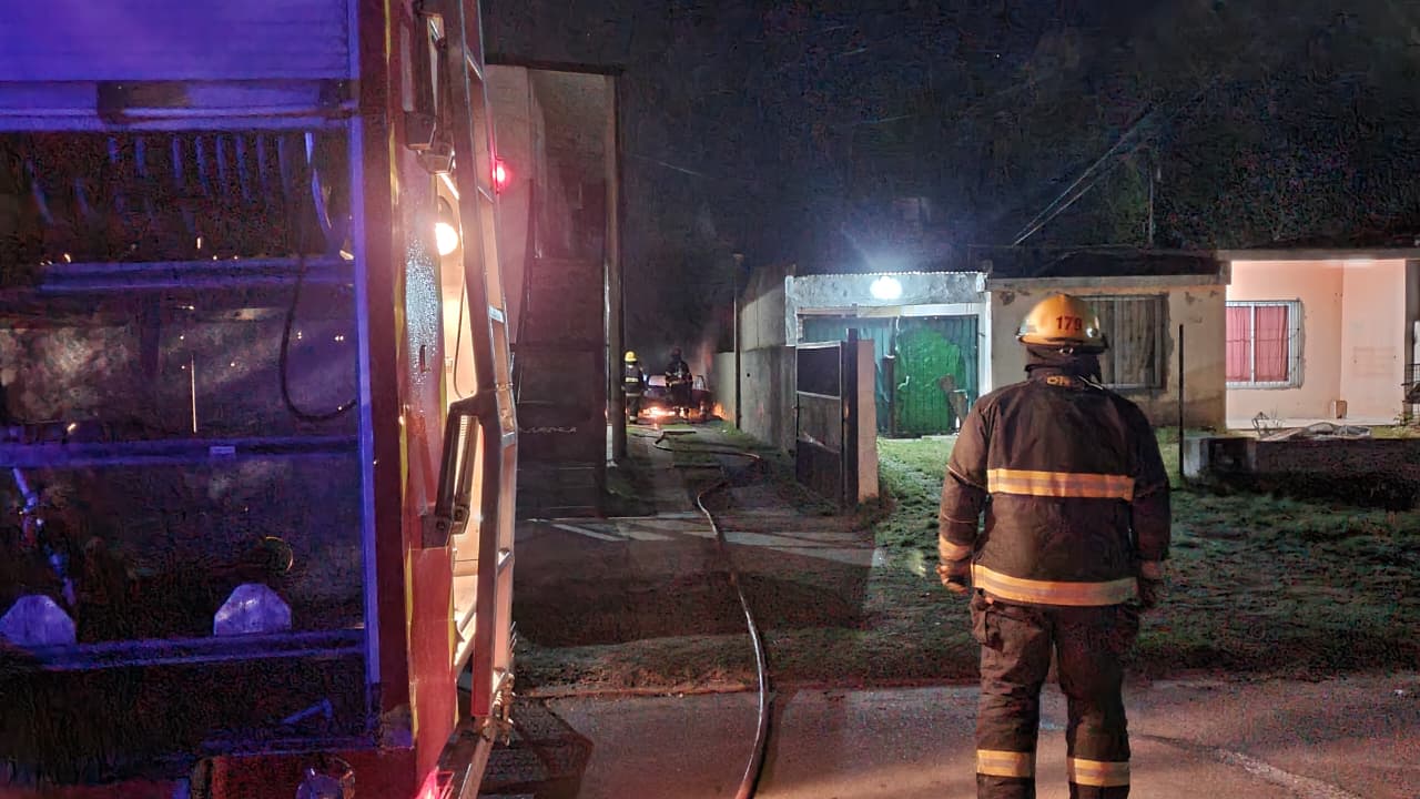 Incendio de un auto en un complejo de departamentos de General Pico