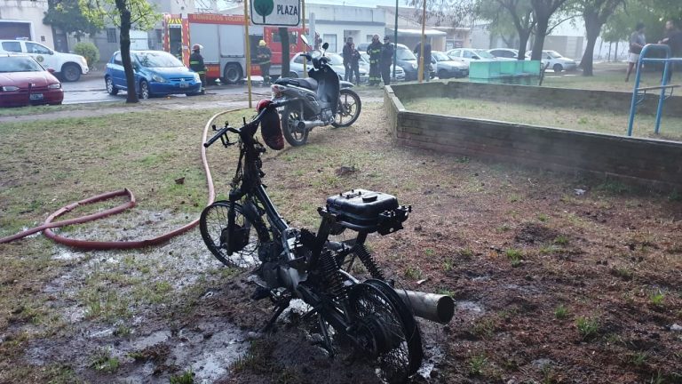 Incendio de dos motocicletas movilizó a bomberos en el barrio Malvinas Rojo