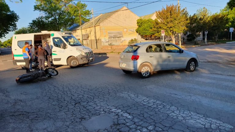 Chocaron un auto y una moto en la esquina de 13 y 112: dos personas mayores hospitalizadas