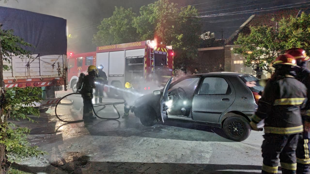 Vecinos sofocan el incendio con matafuegos