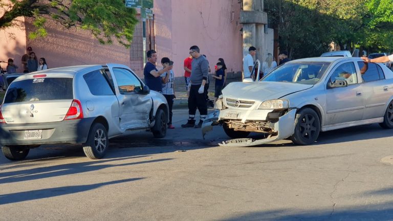 Fuerte choque en la esquina de 23 y 30: un conductor fue hospitalizado