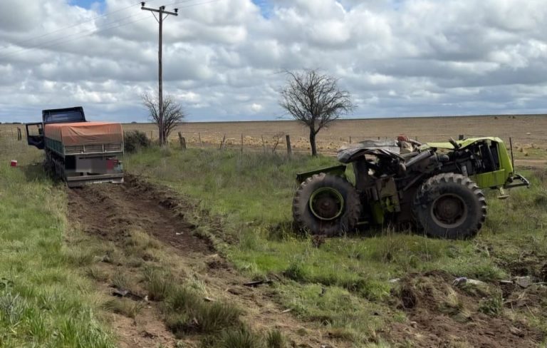 Grave choque por alcance en la Ruta 18: un camión embistió a un tractor cerca de Doblas y dos personas permanecen internadas