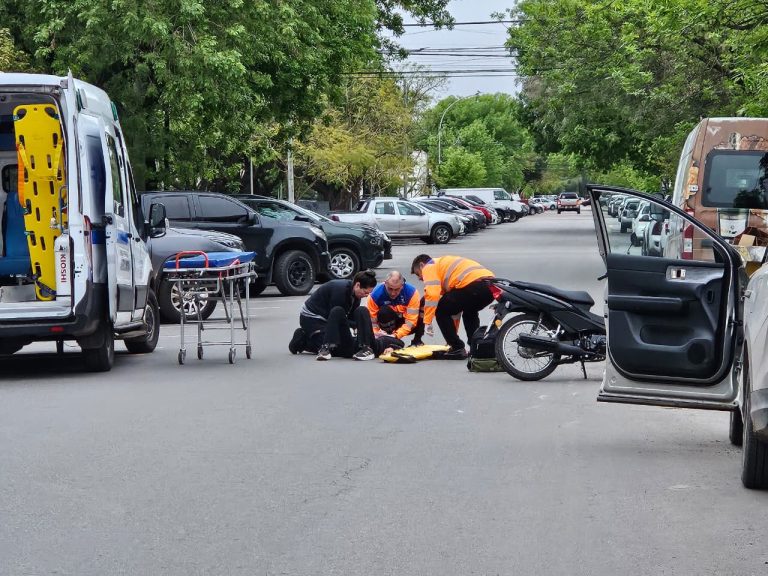 Abrió la puerta de su camioneta y una moto chocó contra ella: una mujer fue trasladada al hospital