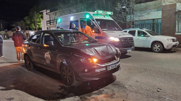 Una maniobra de marcha atrás provocó un choque entre una camioneta y un taxi en calle 27